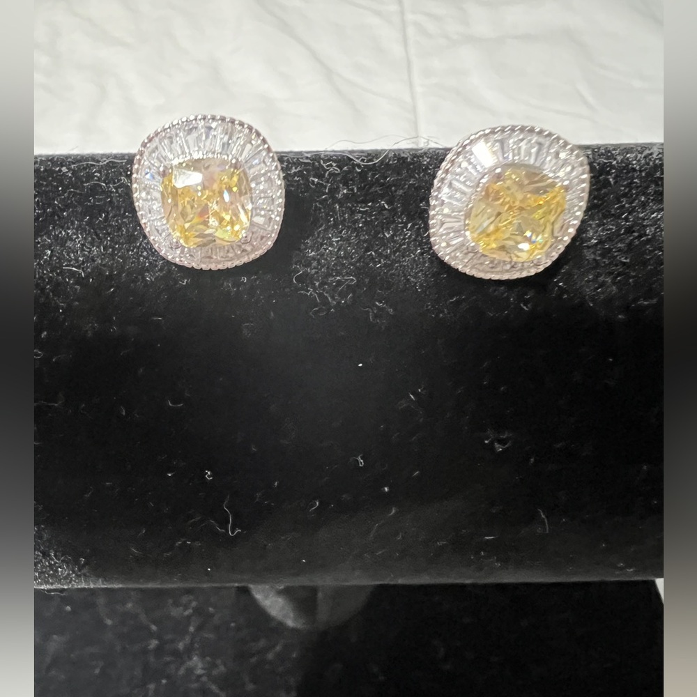 Elegant Yellow and Silver Stud Earrings - Picture 3 of 4